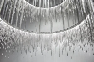 srebrna lampa łańcuchy wiszące fontanna vildevik.jpg